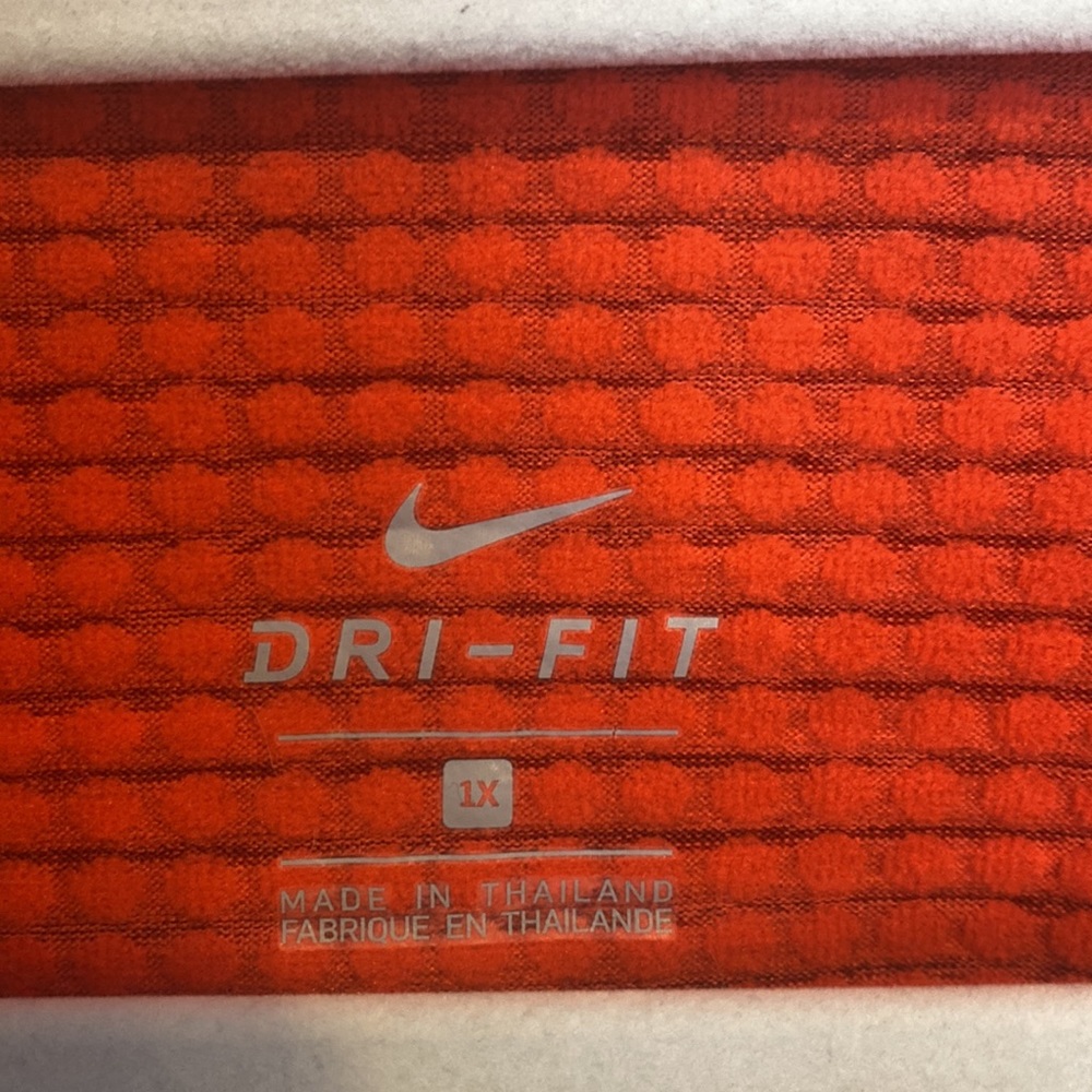 Nike Dri-fit zip up running pullover-with back pocket and hand-cover sleeves - Picture 2 of 5
